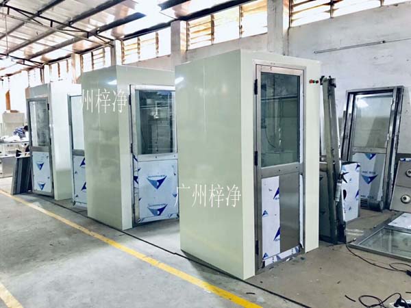 風(fēng)淋室是人和貨進(jìn)出潔凈室所必需的通道 風(fēng)淋室是人和貨進(jìn)出潔凈室所必需的通道