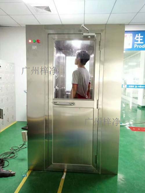 進入風淋室吹淋 進入風淋室吹淋